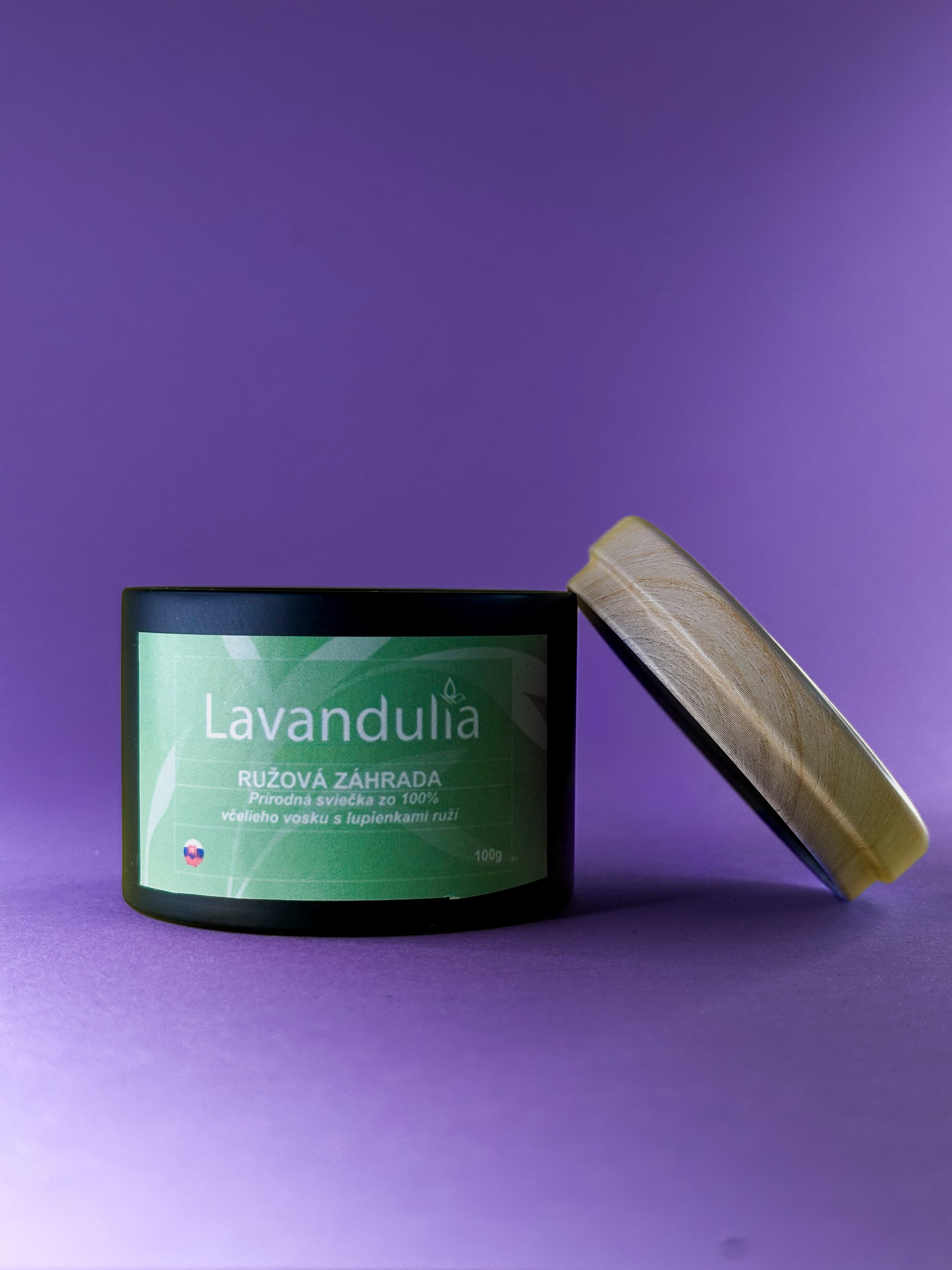 Rose Garden – a natural candle made from 100% beeswax with a rose